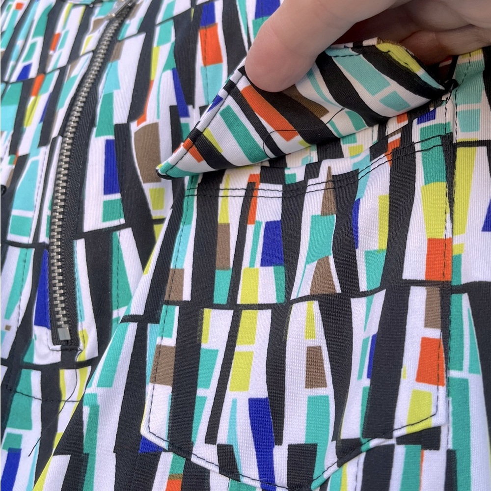 Chill Out!  NEW DIRECTIONS (EUC, Size S) Sleeveless Top in Geometric Print - Picture 2 of 6